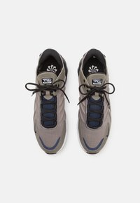 Herrskor i sneakersstil med grå och marinblå färgschema, med övre del i mesh, snörningsdesign, vadderad tunga och skumgummisula i vitt.