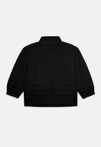 Μαύρο μπουφάν καπιτονέ με μακριά μανίκια, ριμπ μανσέτες και τελείωμα, εμφανιζόμενο από πίσω σε λευκό φόντο.