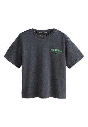 Przycięty, ciemnoszary t-shirt z krótkimi rękawami, zielonym napisem "ALLSAINTS London" i japońskimi znakami na lewej piersi.