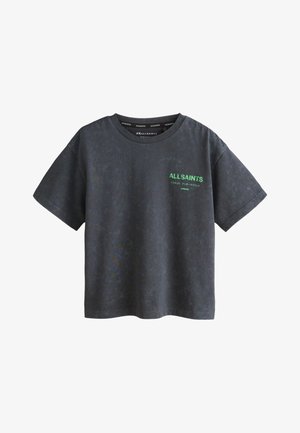Przycięty, ciemnoszary t-shirt z krótkimi rękawami, zielonym napisem "ALLSAINTS London" i japońskimi znakami na lewej piersi.
