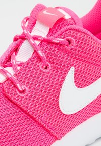 Nike Sportswear ROSHE ONE - Tenisky - hyper pink/white