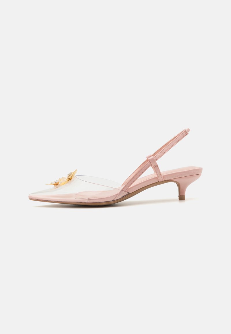 Talons aiguilles roses à bride arrière, avec un bout pointu, une tige transparente et une décoration florale. Présente un petit talon et une texture lisse.