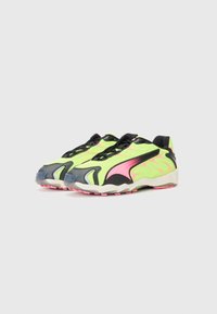 Adidași din plasă neon verde cu accente negre, detalii roz și tălpi texturate. Prezintă un guler amortizat și șireturi plate.