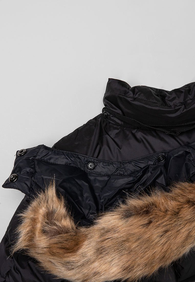 Czarna kurtka puchowa z futrzanym kołnierzem, charakteryzująca się błyszczącą teksturą, wieloma guzikami i zarysowanym fasonem. Futro ma brązowo-koniakowy odcień.