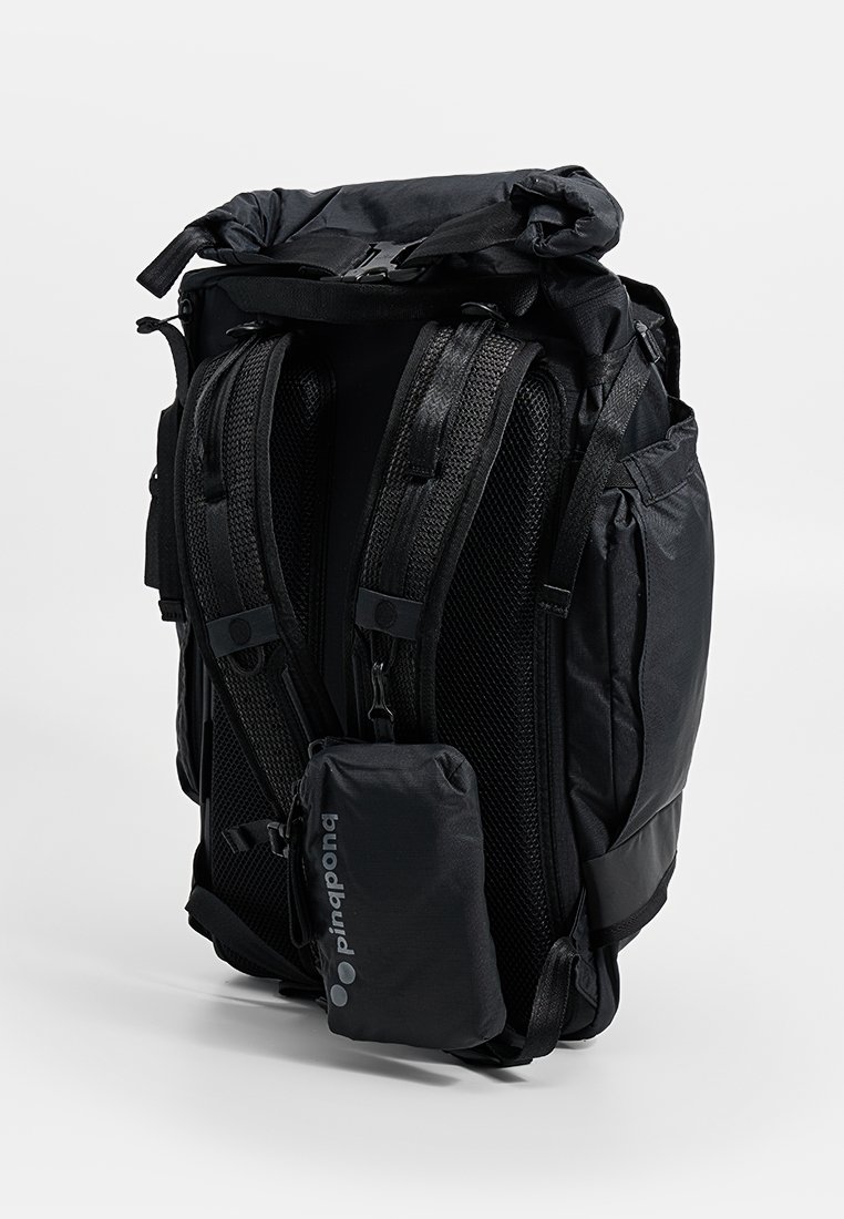 Schwarzer Rucksack mit einem Roll-Top-Design, verstellbaren Trageriemen und Netzakzenten. Verfügt über eine abnehmbare Tasche an der Seite für zusätzlichen Stauraum.