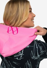 Schwarzer Hoodie mit einer pinken Kapuze, der ein großes Logo zeigt. Das Design umfasst weiße nautische Skizzen auf dem schwarzen Stoff.