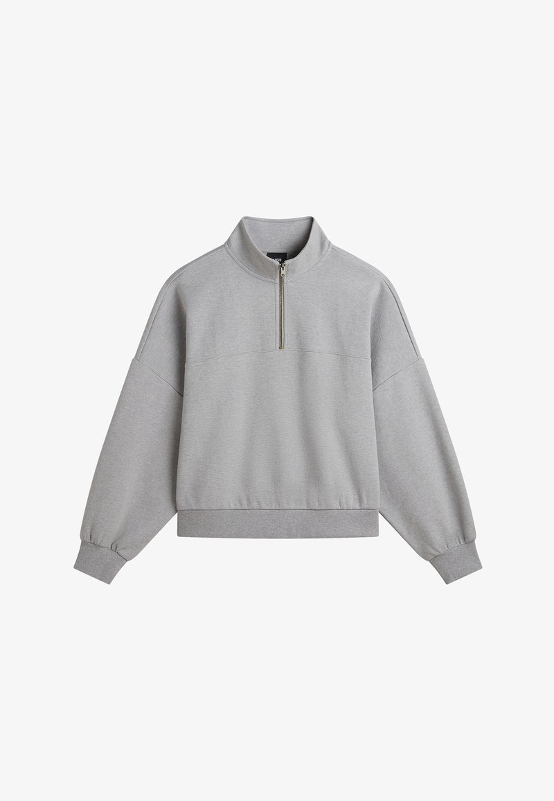 Sweat-shirt gris clair à enfiler avec une fermeture éclair quart, col montant, épaules tombantes et poignets et bas côtelés.
