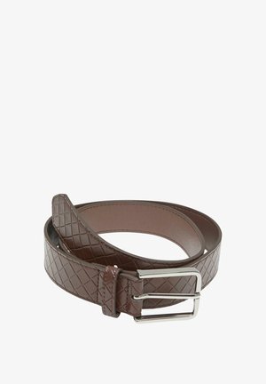 Barna bőr öv, texturált gyémántmintával, ezüst szögletes csattal és sima felülettel a belső oldalon.