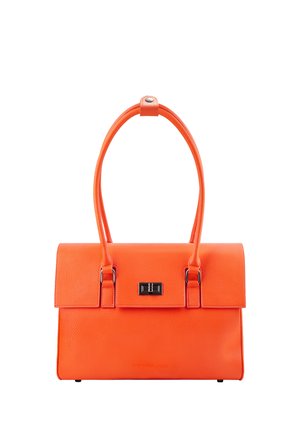 Bolso de cuero naranja con un diseño estructurado, que cuenta con dos asas superiores y un cierre magnético con un acento rectangular plateado.