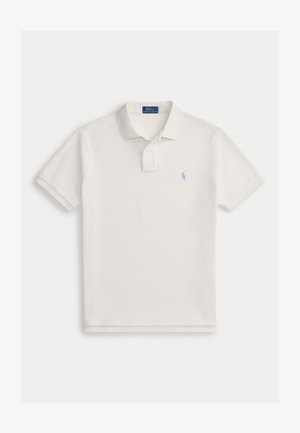 Hvit kortermet poloshirt med krage, to-knapps knappelist og liten lyseblå brodert hestelogo på venstre bryst.