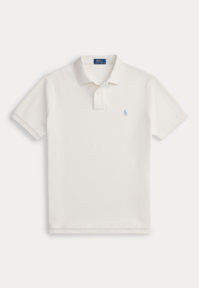 Λευκό πόλο μπλουζάκι με κοντά μανίκια, γιακά, δύο κουμπιά στη λωρίδα και μικρό ανοιχτό μπλε κεντητό λογότυπο αλόγου στο αριστερό στήθος.