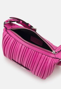 KARL LAGERFELD K/KUSHION SM SHOULDERBAG - Mala de mão - gum