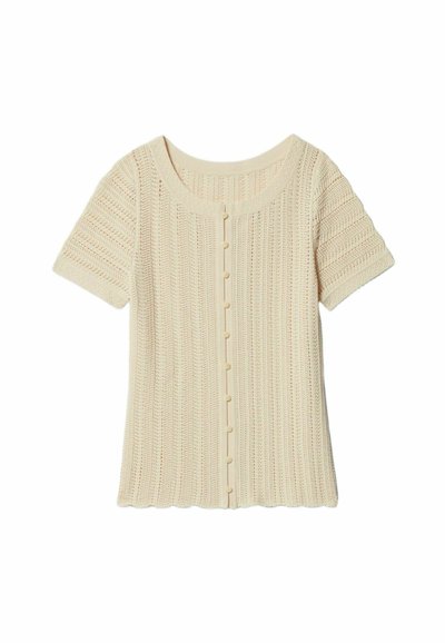 Haut en tricot beige à manches courtes, avec un col rond, une texture à rayures verticales et une fermeture centrale à six boutons.