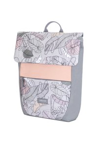 Grijze rugzak met een klep met een bladpatroon, lichtroze accent, voorzak met rits en handvat aan de bovenkant voor gemakkelijke draagbaarheid.