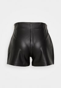 Shorts en cuir noir à taille haute, texture lisse et coupe ajustée. Présente un design épuré et des coutures minimales visibles.