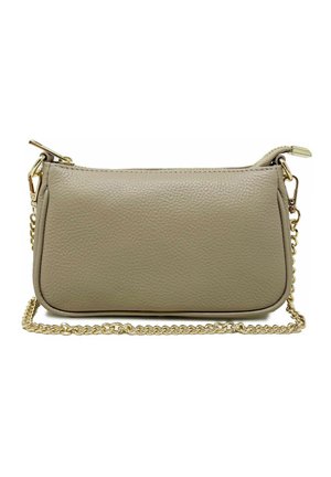 Clutch bag in pelle beige con finitura testurizzata, tracolla in catena dorata e chiusura a zip. Presenta una forma rettangolare e bordi arrotondati.