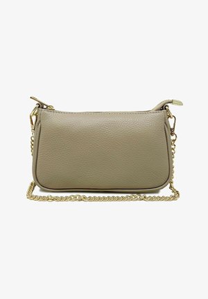 Bolso de mano de cuero beige con un acabado texturizado, cadena dorada y cierre de cremallera. Presenta una forma rectangular y bordes redondeados.
