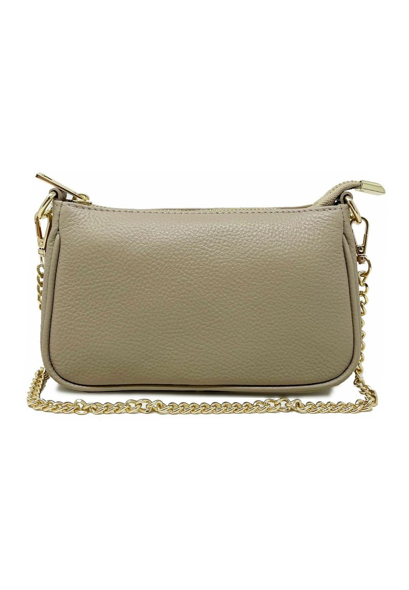 Clutch bag in pelle beige con finitura testurizzata, tracolla in catena dorata e chiusura a zip. Presenta una forma rettangolare e bordi arrotondati.