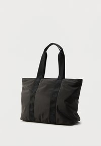 Μαύρη τσάντα ώμου κατασκευασμένη από λείο, ανθεκτικό υλικό με δύο μαύρα λουριά με ανάγλυφη σήμανση, ορθογώνιο σχήμα και απαλότητα υφής.