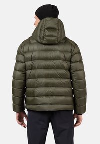 Oliwkowa kurtka puchowa z kapturem, z pikowanym wzorem i błyszczącą teksturą. Model nosi czarną czapkę beanie. Pokazana od tyłu.