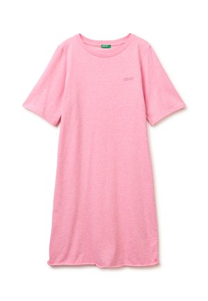 Roze korte mouwen casual jurk met ronde halslijn en klein "United Colors of Benetton" logo op de borst, weergegeven op een witte achtergrond.