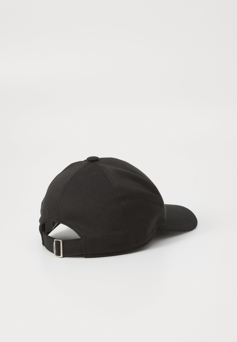 Casquette de baseball en coton noir avec une visière courbée, une sangle ajustable à l'arrière et un petit logo près de la base de la casquette.
