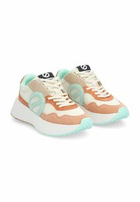 Scarpe da ginnastica multicolore con tomaia in rete, dettagli in suede e una suola intermedia bianca spessa e testurizzata con una suola esterna blu chiaro.
