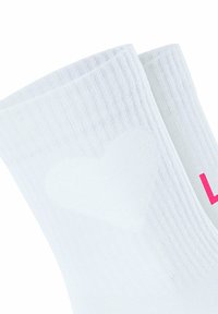 Weiße Baumwoll-Socken bis zum Knöchel mit gerippter Textur. Auf der Seite befinden sich ein pinker Buchstabe „L“ und ein Herzdesign.