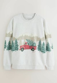 Sivá mikina s červeným retro nákladiakom obklopeným zelenými borovicami a grafickými motívmi hôr v prírodnej farebnej palete.