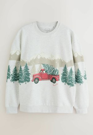 Szara bluza z kapturem z czerwonym, klasycznym samochodem otoczonym zielonymi sosnami i grafikami gór w ziemistej palecie kolorów.