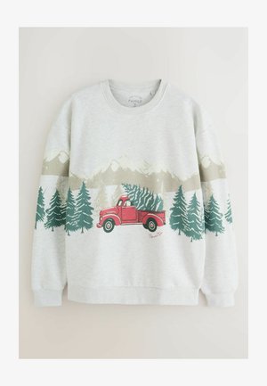 Šedá mikina s červeným vintage autem obklopeným zelenými borovicemi a horskými motivy v přírodní barevné paletě.