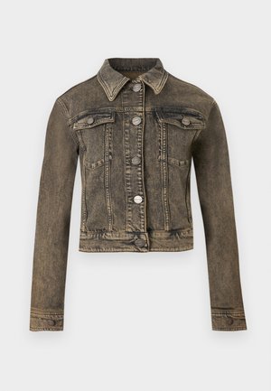 Ξεθωριασμένο καφέ τζιν μπουφάν με μακριά μανίκια, κούμπωμα με κουμπιά στο μπροστινό μέρος, δύο τσεπάκια στο στήθος με καπάκι και μυτερό γιακά σε λευκό φόντο.