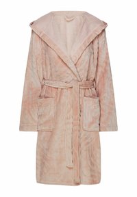 Jasnoróżowy pluszowy szlafrok z dużym kapturem, teksturowanymi wzorami na powierzchni, dwoma przednimi kieszeniami oraz dopasowanym paskiem w talii.