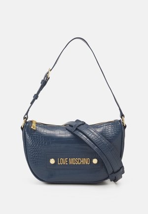 Navyblå håndtaske med krokodillepræg, guldfarvet "LOVE MOSCHINO" logo-plakette, justerbar skulderrem og lynlåslukning.