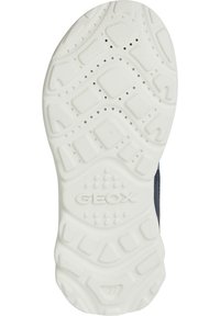 Suela de goma blanca con patrón de agarre texturizado, que presenta formas circulares y rectangulares. Logo de Geox grabado cerca del talón.