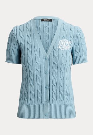 Lys blå kortermet kabelstrikket cardigan med knappestolpe foran og hvit brodert "RL"-logo på venstre bryst.