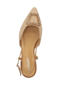 Sandal punta a forma di punta, intrecciata e color beige, con una decorativa fibbia quadrata adornata con pietre trasparenti, dotata di una cinghia sul retro e di una fodera interna liscia.