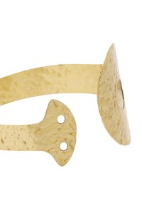 Złota bransoleta na nadgarstek o młotkowanej fakturze, posiadająca zakrzywiony kształt oraz dwa otwory po jednej stronie, umożliwiające regulację dopasowania. Wykonana z solidnego metalu.