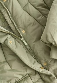 Padded olivgrüne Jacke mit silbernem Reißverschluss, goldenen Druckknöpfen und einem weichen Innenfutter. Texturiertes Gewebe mit gestepptem Design.