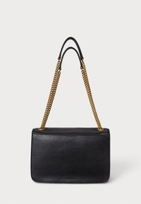 Bolsa de couro preta com uma textura suave, apresentando duas alças de corrente em tom dourado e uma forma retangular. Design minimalista, sem hardware visível.