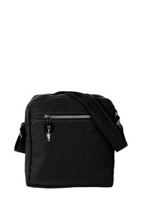 Schwarze Stoff-Schultertasche mit Reißverschluss, Fronttasche, verstellbarem Tragegurt und einem kleinen dekorativen Anhänger am Reißverschluss.