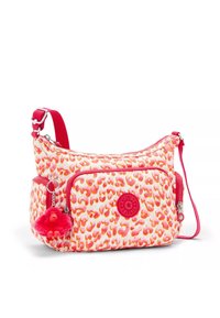 Leopardenmuster Schultertasche aus pink-weißer Stoff, mit einer vorderen Reißverschlusstasche und einem roten Logo-Patch, versehen mit einem flauschigen Affenanhänger.