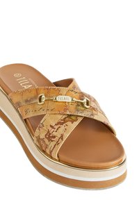 Sandalo a piattaforma con upper a motivo mappa in tonalità beige, caratterizzato da doppie cinghie incrociate, dettagli in oro e una soletta imbottita marrone.