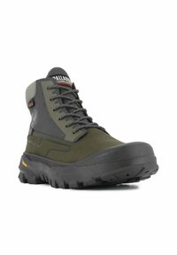 Botas de senderismo impermeables en verde oliva y gris. Cuentan con una suela de goma negra resistente, un collar acolchado y cordones para un ajuste seguro.