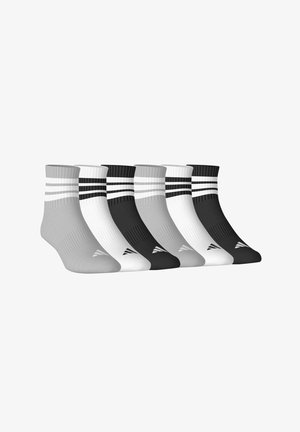 Sechs Paar Knöchelsocken in Weiß, Grau und Schwarz mit geripptem Muster, gestreiftem Design am Bündchen und markanten Logo-Akzenten.