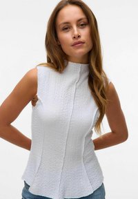 Witte mouwloze top van een gestructureerde stof, met hoge halslijn en een aansluitende pasvorm. Heeft een geplooid ontwerp en zijuitsparingen.