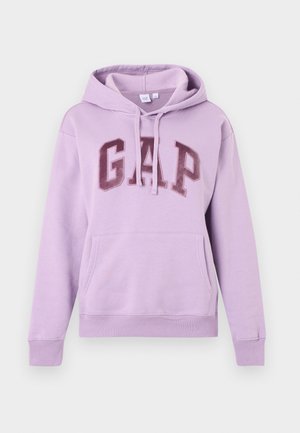 Levendulalila kapucnis pulóver első zsebbel, állítható húzózsinóros kapucnival és nagy, texturált "GAP" felirattal a mellkasán.