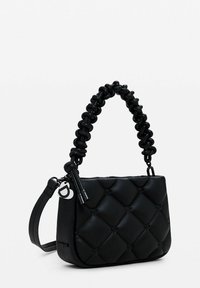 Borsa a tracolla nera in pelle con design trapuntato, dotata di una tracolla testurizzata e attorcigliata e di un piccolo charm come accent. Inclusa tracolla regolabile.