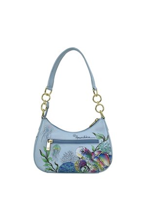 Lichtblauwe leren handtas met een gebogen vorm, gouden hardware en gedetailleerde zeethema-kunst met een schildpad en kwal.