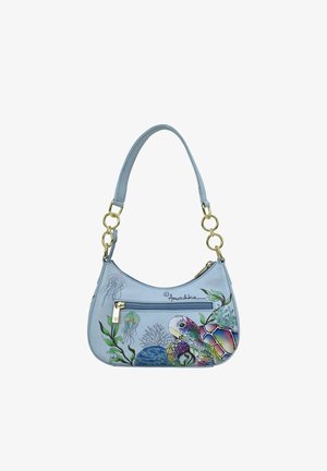 Lichtblauwe leren handtas met een gebogen vorm, gouden hardware en gedetailleerde zeethema-kunst met een schildpad en kwal.